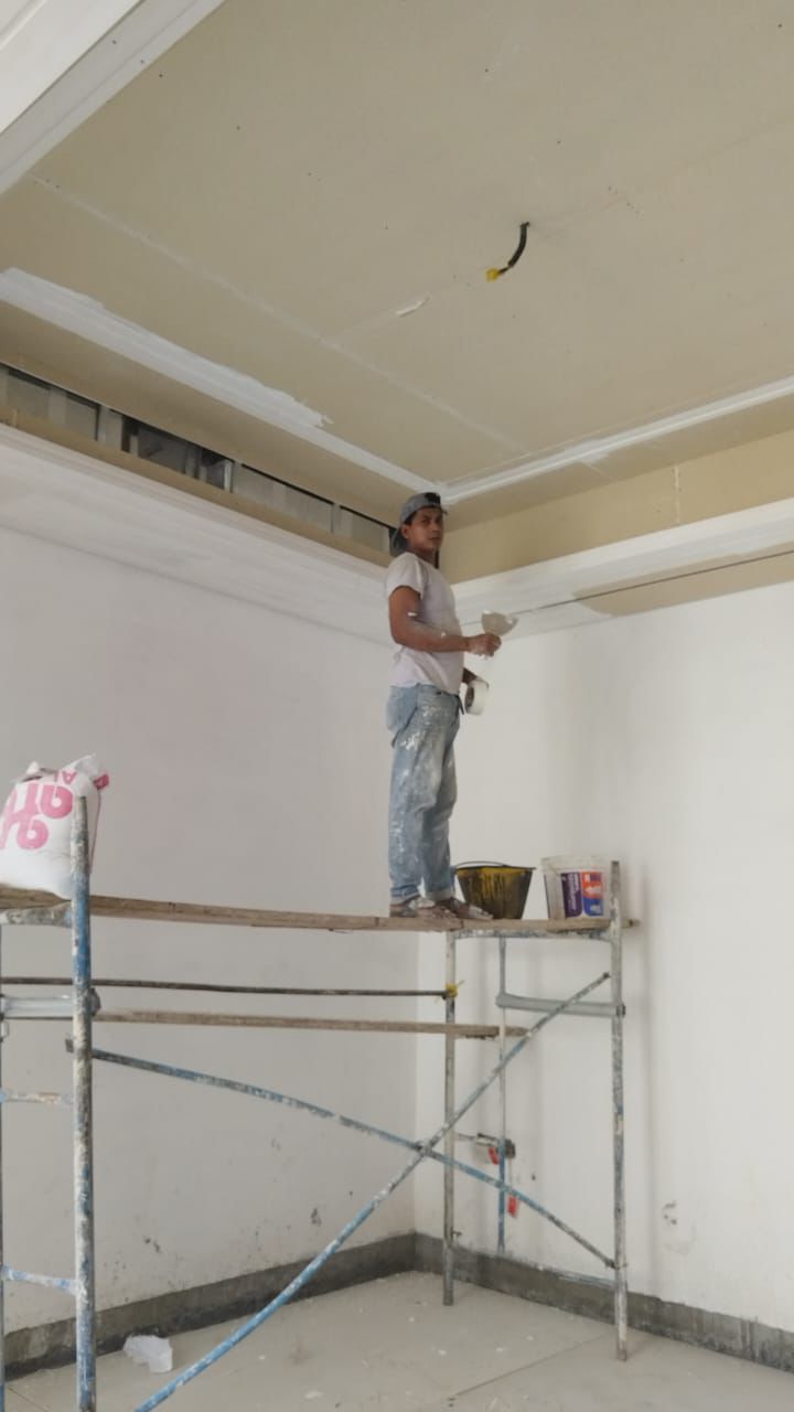 Painter on scaffold – painting services Abu Dhabi