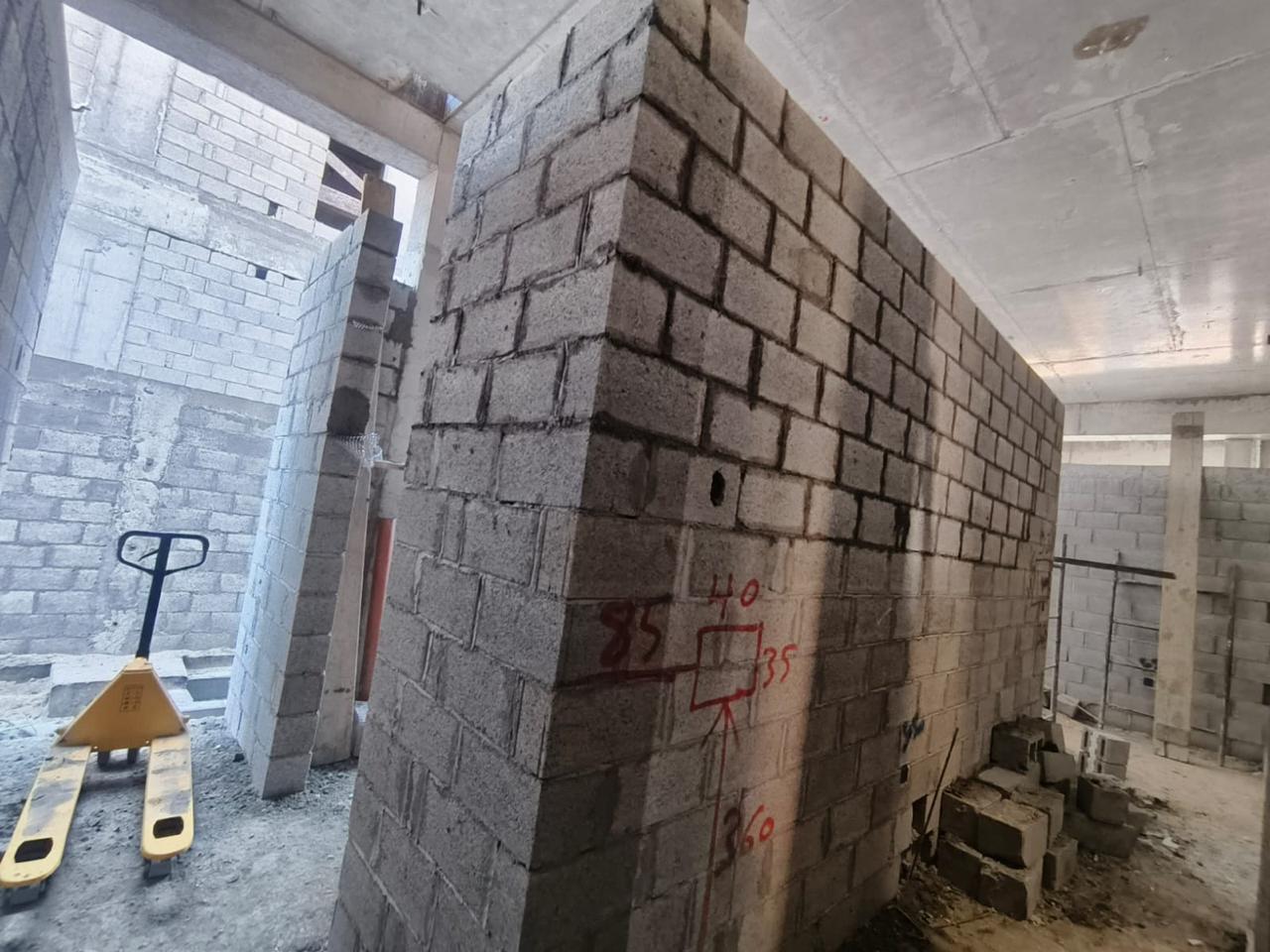 Blockwork partition with measurement markings