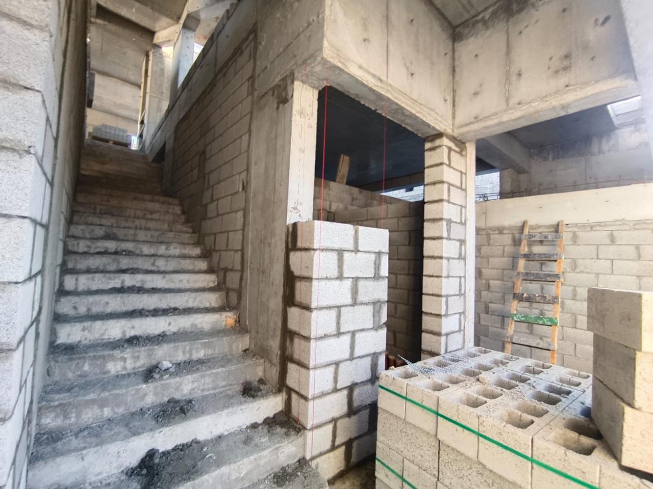 Blockwork staircase enclosure with laser leveling