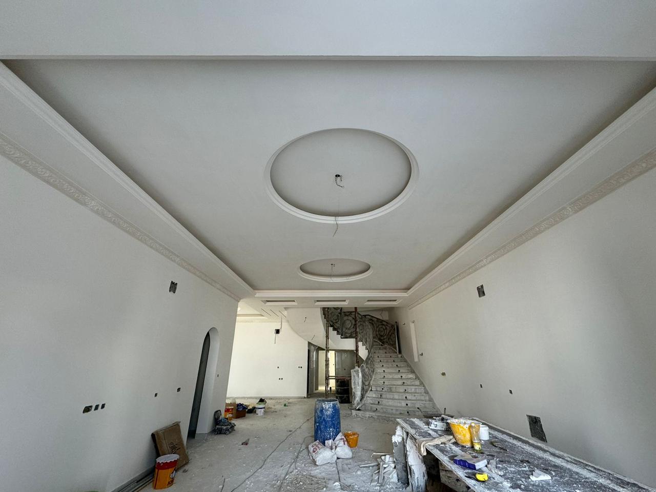 Villa gypsum cornice ceiling with decorative medallion