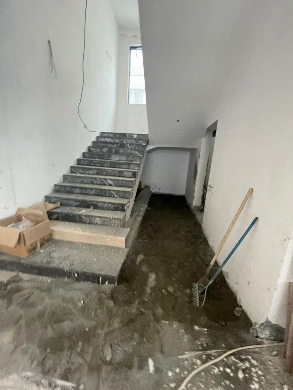 Staircase floor screed preparation before tiling