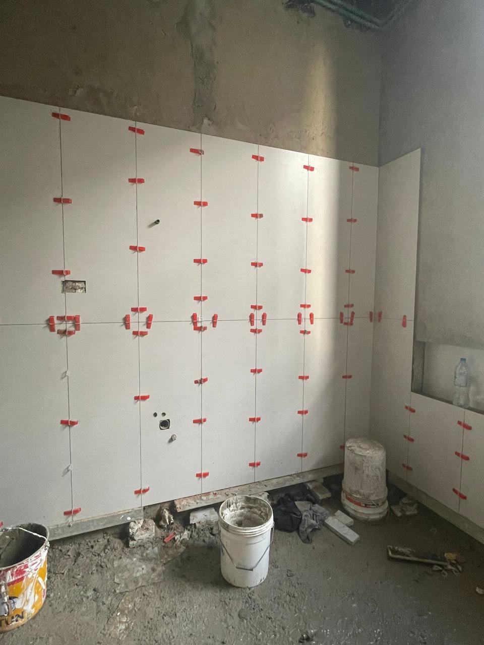 Bathroom wall tiling with leveling spacers