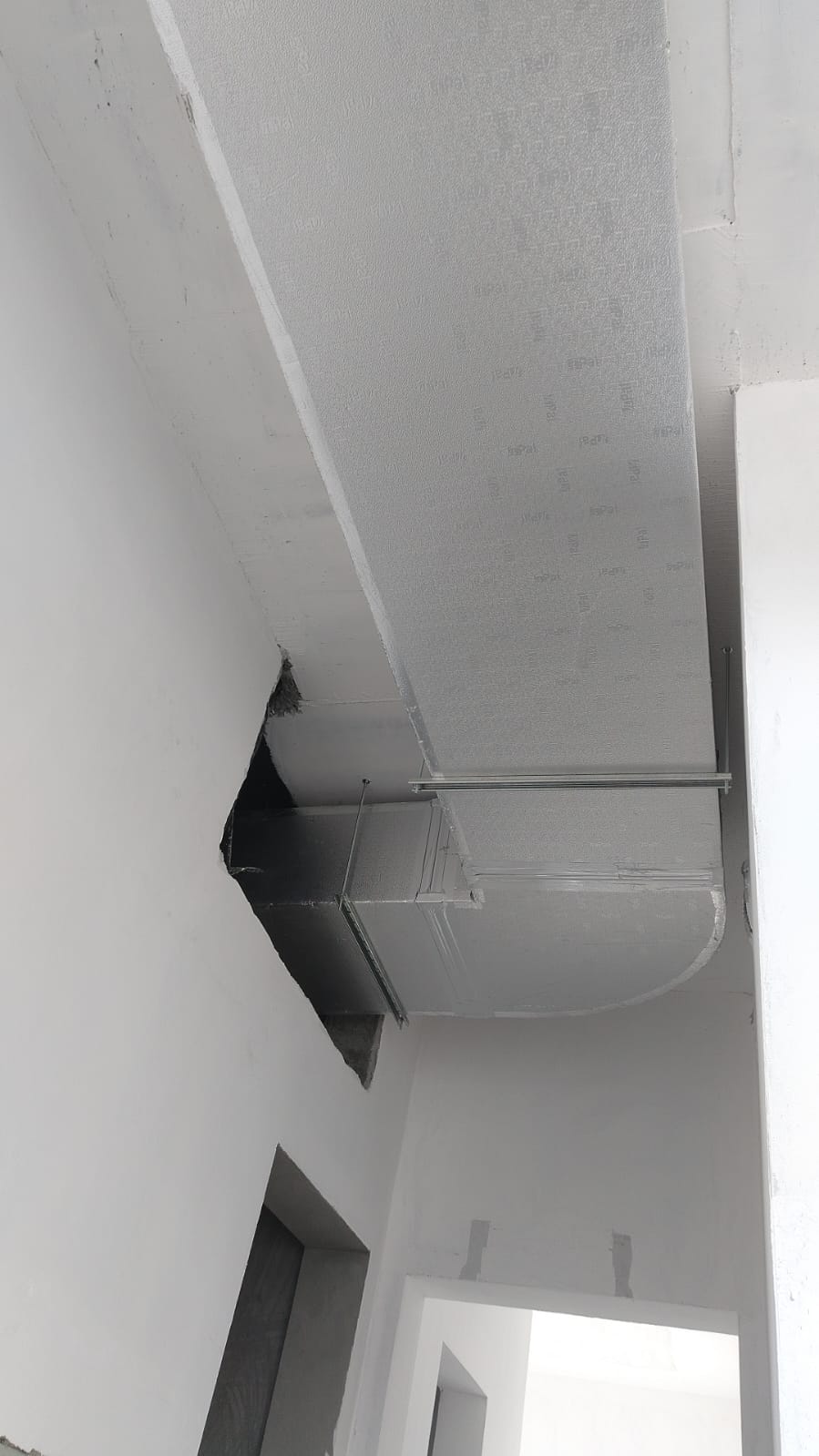 Insulated duct elbow and ceiling routing in villa
