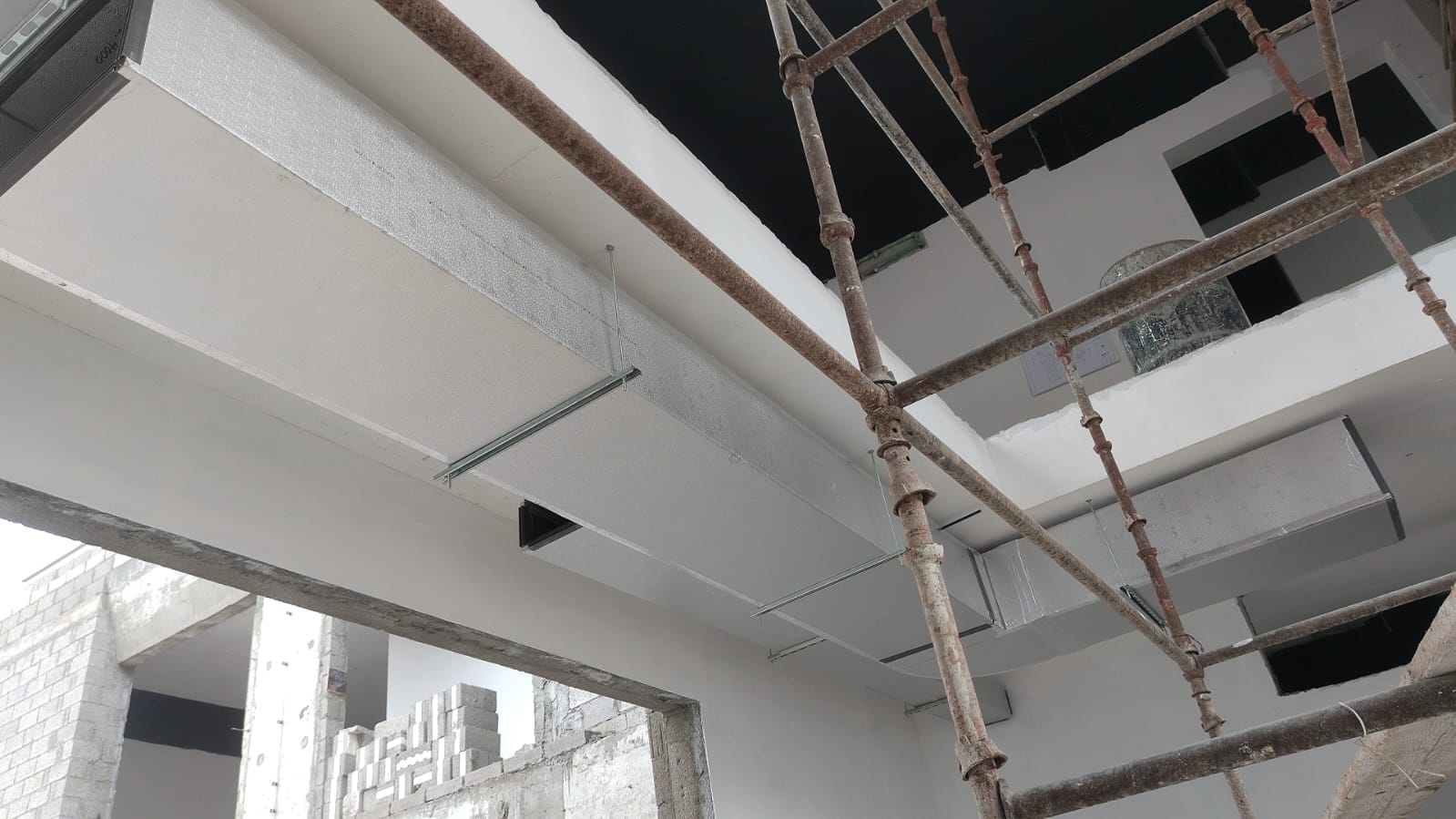 Insulated AC ductwork with diffuser openings on ceiling